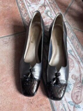 MAGDESIANS Women's Leather Tassel Pumps